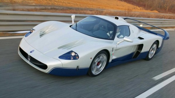 Maserati има дълга и легендарна история, но до MC12 италианската марка нямаше V12 в моделите си. Базирана на Ferrari Enzo, тази огромна машина може да се похвали с 6-литров атмосферен двигател, който развива 621 коня, което е с 30 по-малко от Enzo - вероятно по политически причини.